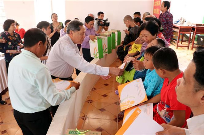 Thượng tướng Nguyễn Văn Rinh, Chủ tịch Hội nạn nhân da cam/Dioxin Việt Nam tặng quà nạn nhân Da cam tỉnh Sóc Trăng. (Ảnh: Trung Hiếu/TTXVN) Xử lý nghiêm trục lợi chính sách đối với nạn nhân da cam ảnh 2