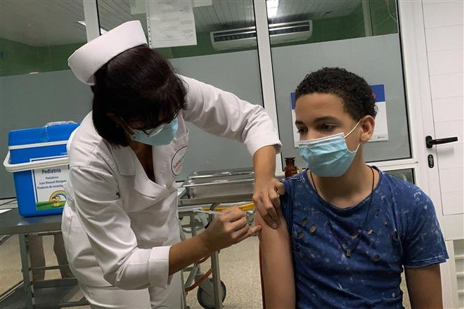 Nhân viên y tế tiêm vaccine Soberana Plus phòng COVID-19 cho trẻ em tại La Habana, Cuba. (Ảnh: AFP/TTXVN) Cuba phát triển loại vaccine mới chống biến thể Omicron ảnh 1