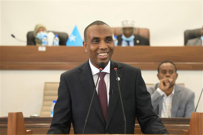 Ông Hamza Abdi Barre phát biểu trước Quốc hội Somalia ở Mogadishu. (Ảnh: AFP/TTXVN) Quốc hội Somalia gia hạn thời gian thành lập chính phủ ảnh 1