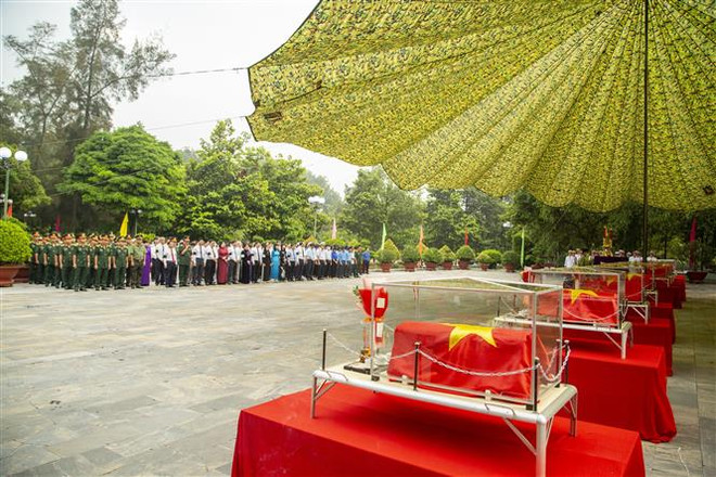 Lễ truy điệu và an táng 255 hài cốt liệt sỹ. (Ảnh: Thanh Tân/TTXVN) Tỉnh Tây Ninh tổ chức truy điệu và an táng 255 hài cốt liệt sỹ ảnh 1