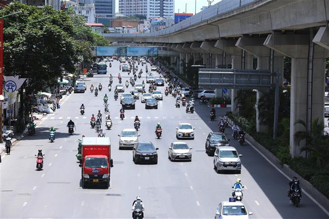 Người dân di chuyển trên đường Nguyễn Trãi, quận Thanh Xuân, Hà Nội. (Ảnh: Hoàng Hiếu/TTXVN) Bắc Bộ, Trung Bộ nắng nóng gay gắt, nhiệt độ phổ biến 35-37 độ C ảnh 1