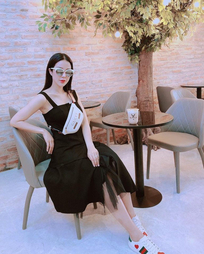 Mỹ nhân Việt và trang phục đẹp như mơ trong chuyến du lịch ngày hè ảnh 19