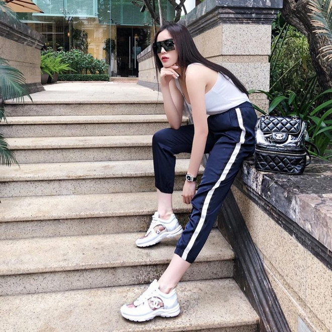 Mỹ nhân Việt và trang phục đẹp như mơ trong chuyến du lịch ngày hè ảnh 8