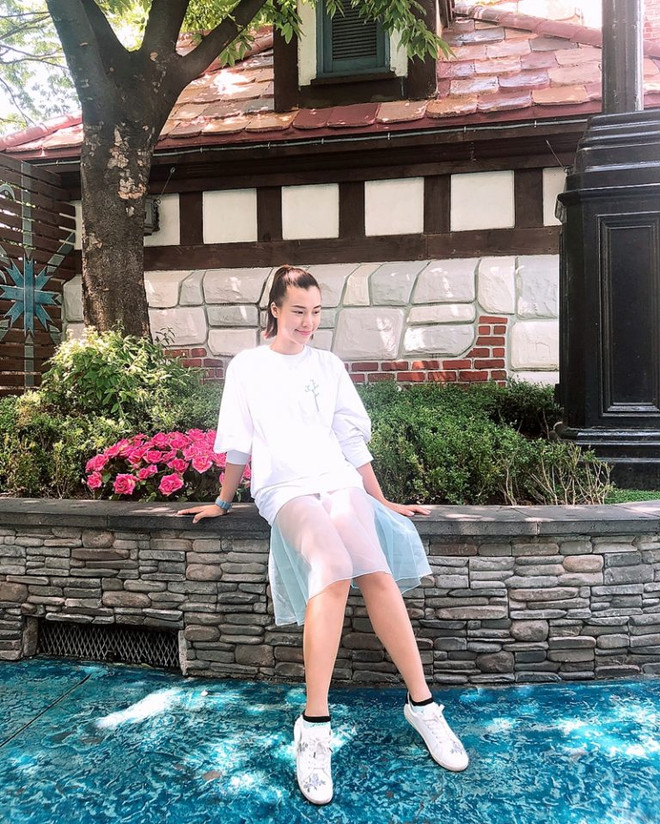 Mỹ nhân Việt và trang phục đẹp như mơ trong chuyến du lịch ngày hè ảnh 17