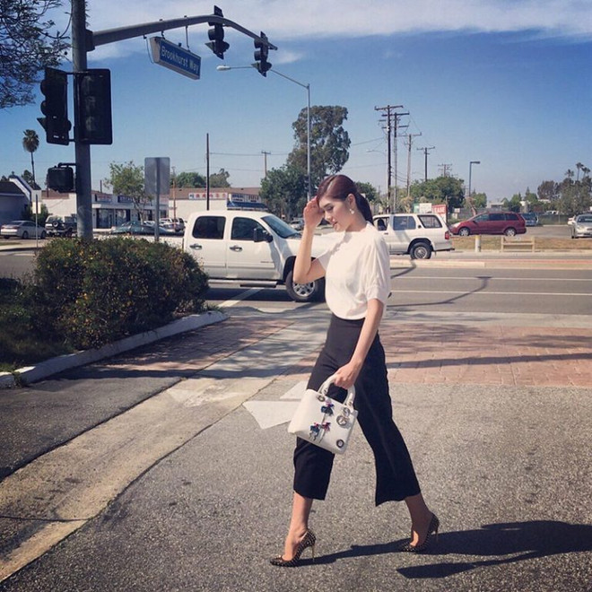 Mỹ nhân Việt và trang phục đẹp như mơ trong chuyến du lịch ngày hè ảnh 21