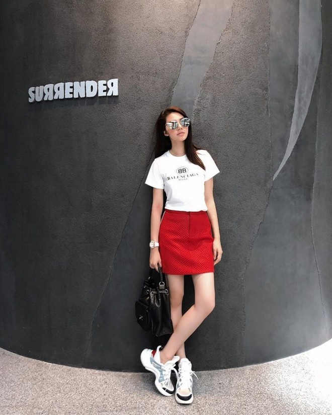 Mỹ nhân Việt và trang phục đẹp như mơ trong chuyến du lịch ngày hè ảnh 13