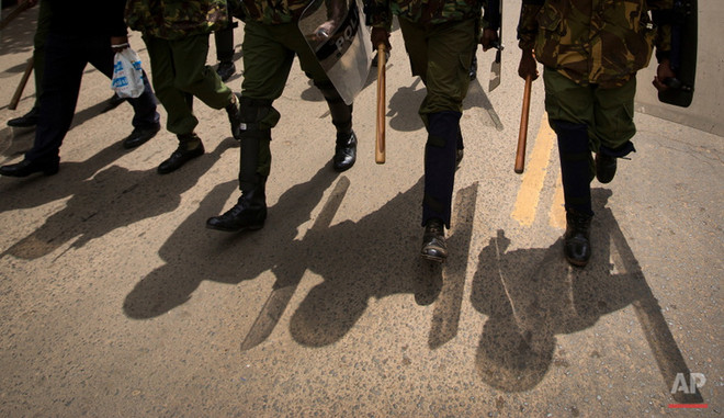 Cảnh sát Kenya bị điều tra vì bức ảnh đánh người biểu tình của AP ảnh 2