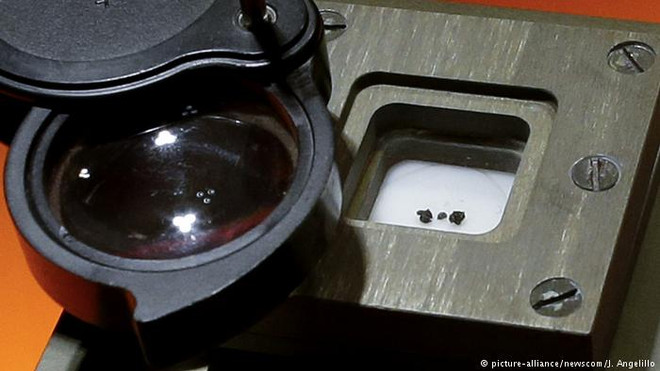 Ba mẫu đá Mặt Trăng vô cùng quý hiếm được bán với giá kỷ lục ảnh 1