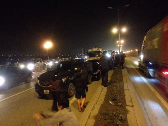 Xe bồn chở xăng đâm “dồn toa” 3 xế hộp trên cầu Thanh Trì ảnh 1