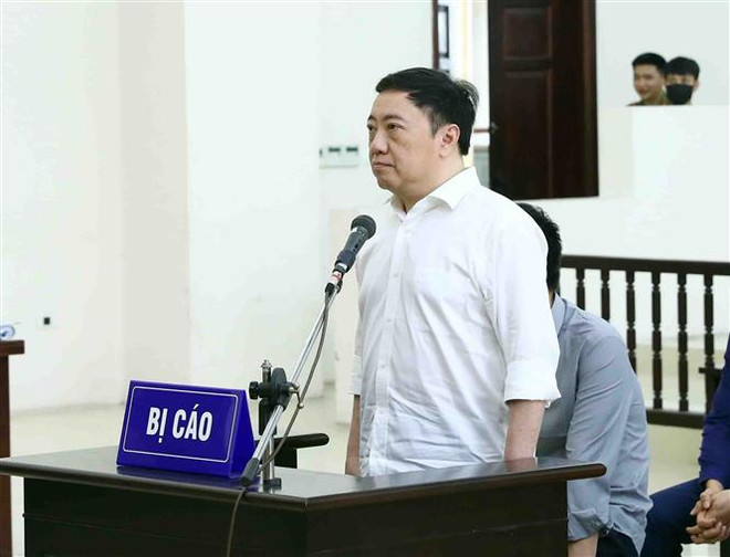 Bị cáo Phan Huy Anh Vũ, cựu Giám đốc Bệnh viện Đa khoa tỉnh Đồng Nai, khai báo trước tòa. (Ảnh: Phạm Kiên/TTXVN) Phúc thẩm vụ Bệnh viện Đồng Nai: Phan Huy Anh Vũ được đề nghị giảm án ảnh 1