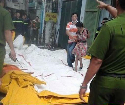 Hà Nội: Thiếu phụ tự tưới xăng đốt đồ đạc leo lên tầng 4 la hét ảnh 1