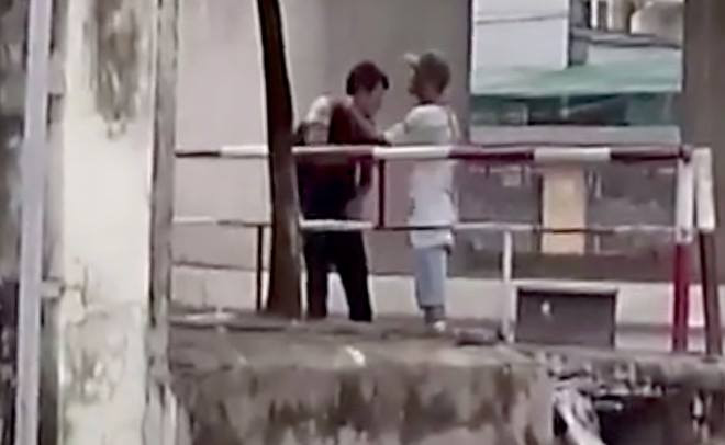 Hà Nội: Tạm giữ đối tượng nhiễm HIV “xin đểu” người đi đường ảnh 1