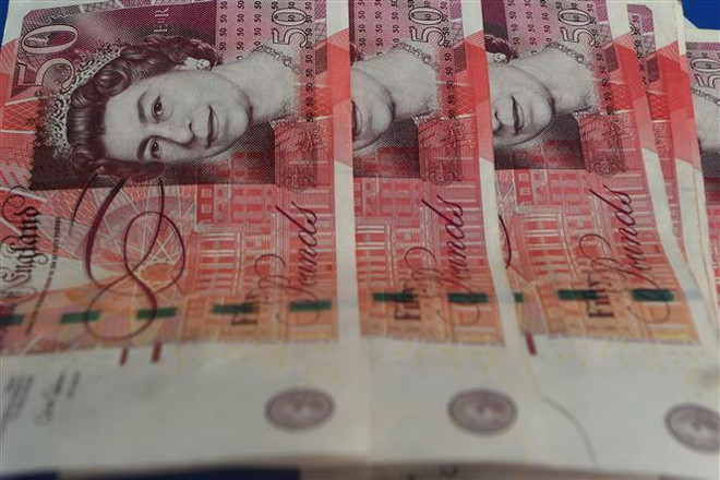Đồng bảng Anh. (Ảnh: AFP/TTXVN) S&P cảnh báo có thể hạ xếp hạng tín dụng dài hạn của nước Anh ảnh 1