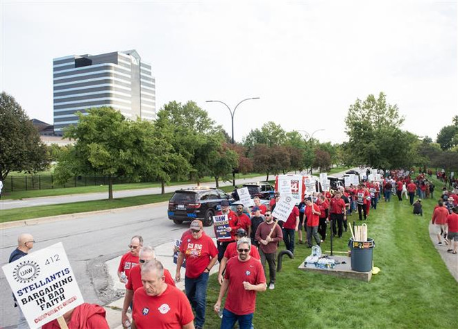 Mỹ: Đạt thỏa thuận sơ bộ, công nhân Tập đoàn Stellantis đi làm trở lại ảnh 1