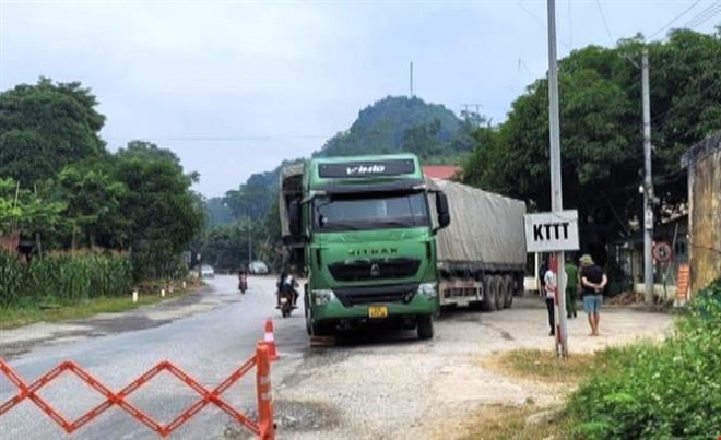 Bắt lái xe đầu kéo vi phạm nồng độ cồn, chống người thi hành công vụ ảnh 2