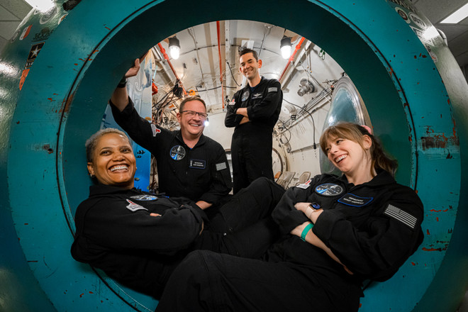 SpaceX chuẩn bị đưa 4 phi hành gia không chuyên lên vũ trụ ảnh 1