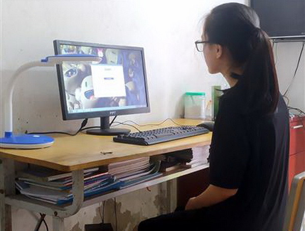 Em Đới Thu Phương, học sinh lớp 8A, trường THCS Trung Màu, huyện Gia Lâm, Hà Nội, có hoàn cảnh khó khăn, được nhà trường cho mượn bộ máy tính để học trực tuyến. (Ảnh: TTXVN phát) Giáo hội Phật giáo Việt Nam kêu gọi hưởng ứng Sóng và máy tính cho em ảnh 1