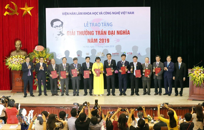 Các nhà khoa học nhận Giải thưởng Trần Đại Nghĩa năm 2019. (Ảnh: Anh Tuấn/TTXVN) Phát động giải thưởng Trần Đại Nghĩa vinh danh các nhà khoa học ảnh 1