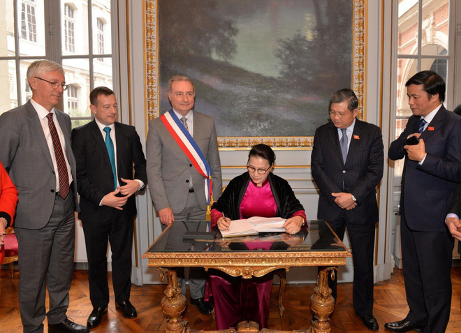 Chủ tịch Quốc hội Nguyễn Thị Kim Ngân ghi sổ lưu niệm tại Trụ sở thành phố Toulouse. (Ảnh: Trọng Đức/TTXVN) Quan hệ tốt đẹp giữa Việt Nam-Pháp đang ngày càng phát triển ảnh 2