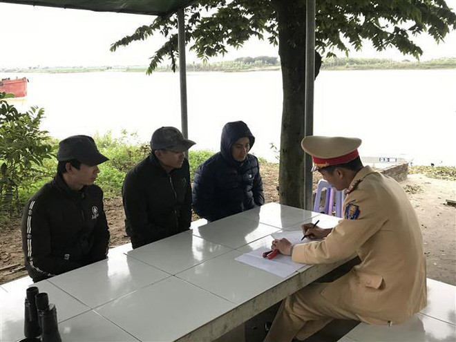 Lực lượng chức năng ghi biên bản lời khai của các đối tượng khai thác cát trái phép. (Ảnh: Mạnh Tú/TTXVN) Bổ sung chế tài xử phạt tổ chức, cá nhân khai thác cát sỏi trái phép ảnh 3