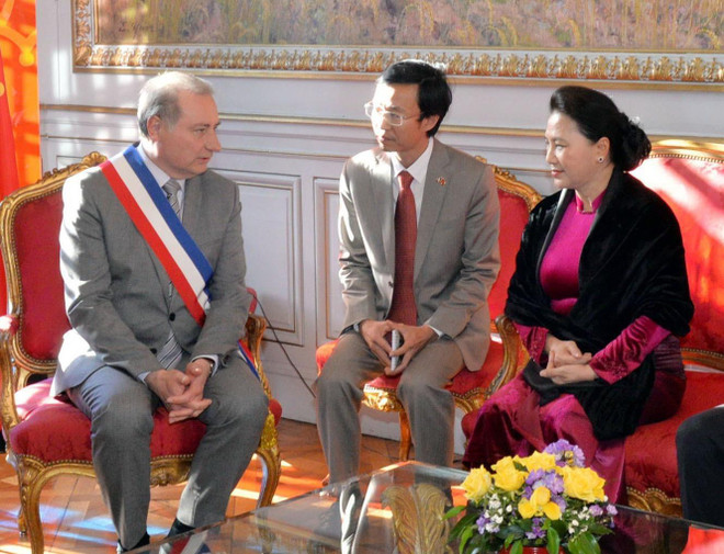 Chủ tịch Quốc hội Nguyễn Thị Kim Ngân gặp Thị trưởng thành phố Toulouse, Jean-Luc Moudenc. (Ảnh: Trọng Đức/TTXVN) Quan hệ tốt đẹp giữa Việt Nam-Pháp đang ngày càng phát triển ảnh 1