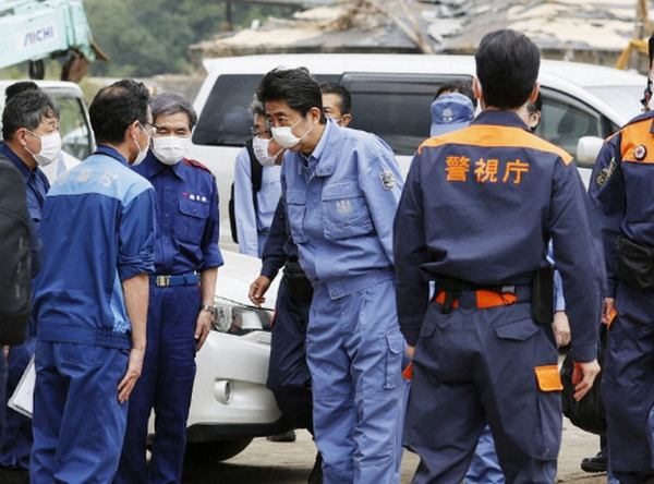 Thủ tướng Nhật Bản thị sát địa phương bị thiệt hại do mưa lũ ảnh 1