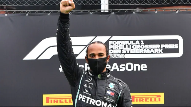 Tay đua Lewis Hamilton và hành động đặc biệt trên bục nhận thưởng ảnh 1