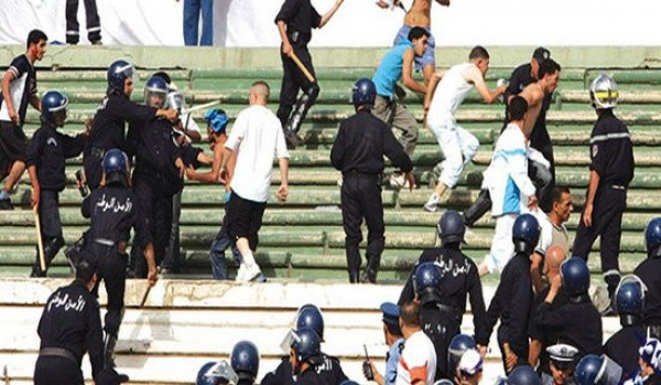 Algeria: Cổ động viên tấn công cầu thủ, hơn 80 người bị thương ảnh 1