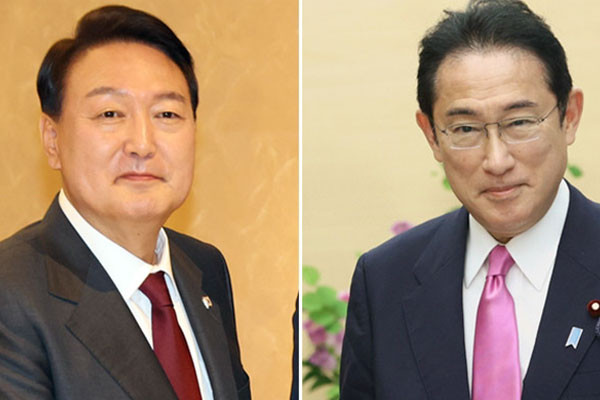 Thủ tướng Nhật Bản Kishida Fumio và Tổng thống Hàn Quốc Yoon Suk-yeol. (nguồn: Yonhap) Nhật Bản-Hàn Quốc nỗ lực làm tan băng quan hệ song phương ảnh 1