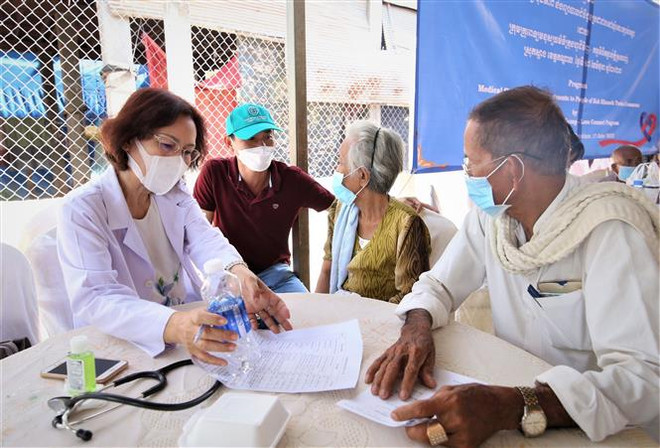 Đoàn bác sỹ tại TP. HCM khám, cấp thuốc miễn phí cho dân Campuchia ảnh 1