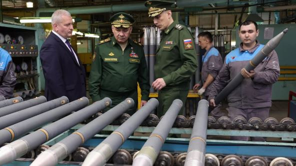 Bộ trưởng Quốc phòng Nga thăm nhà máy chế tạo xe tăng, súng phun lửa ảnh 1