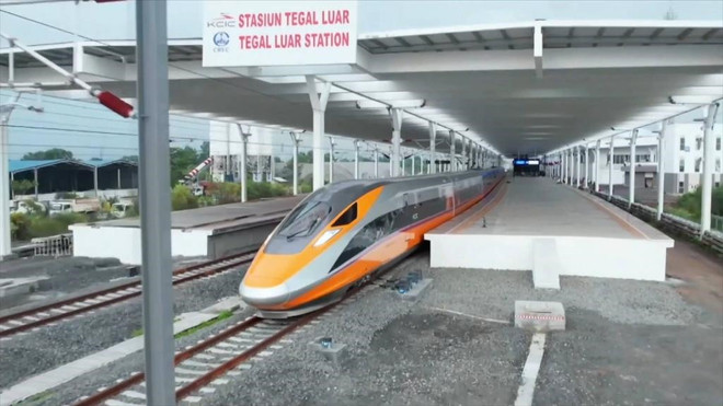 Đoàn tàu chuẩn bị khởi hành cho một chuyến chạy thử trên tuyến đường sắt cao tốc Jakarta-Bandung, tại ga Halim của Jakarta. (Ảnh: Xinhua) Tàu cao tốc đầu tiên của Indonesia đạt tốc độ chạy thử 300km một giờ ảnh 1