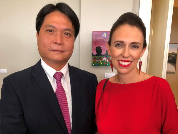 Thủ tướng New Zealand Jacinda Ardern và Đại sứ Nguyễn Việt Dũng nhân dịp Quốc khánh New Zealand (Ngày 06/02/2018 tại thành phố Auckland. (Ảnh do Đại sứ quán cung cấp) Hướng tới mối quan hệ đối tác chiến lược Việt Nam-New Zealand ảnh 1