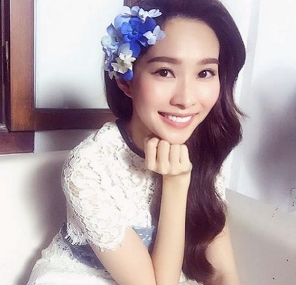 Các sao Việt đầy quyến rũ với cách tạo dáng lông mày ngang ảnh 2