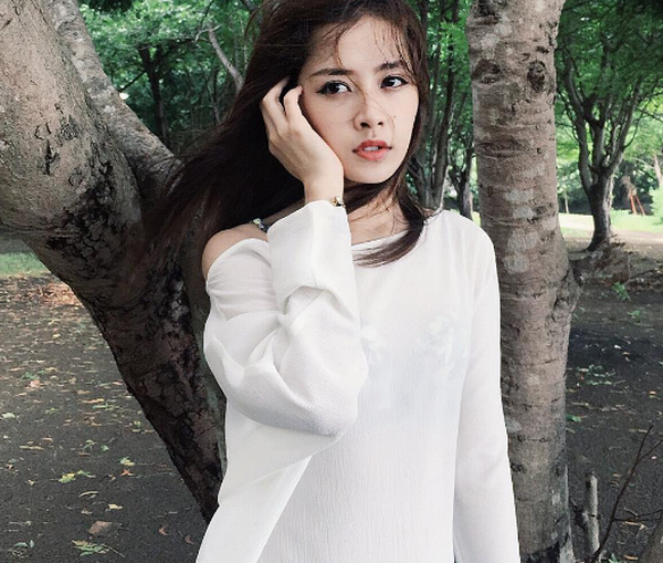Các sao Việt đầy quyến rũ với cách tạo dáng lông mày ngang ảnh 3