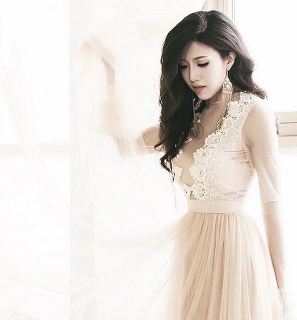 Các sao Việt đầy quyến rũ với cách tạo dáng lông mày ngang ảnh 6