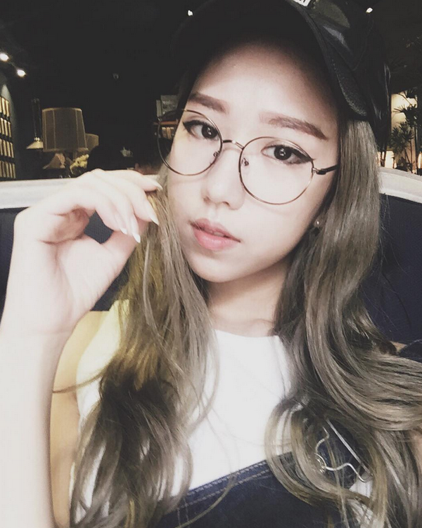 Các sao Việt đầy quyến rũ với cách tạo dáng lông mày ngang ảnh 8