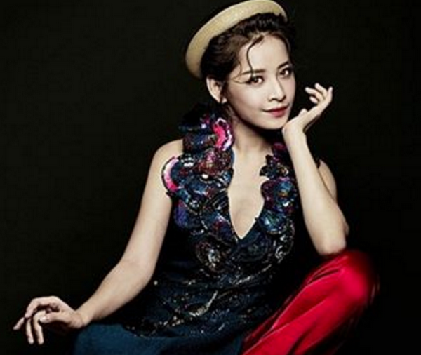 Các sao Việt đầy quyến rũ với cách tạo dáng lông mày ngang ảnh 4