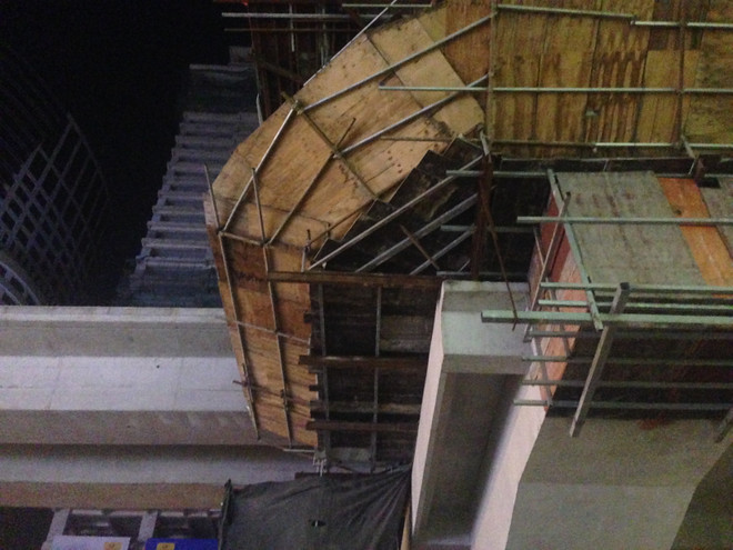 [Photo] Hiện trường vụ công nhân bị nghi rơi xuống đường từ giàn giáo ảnh 4