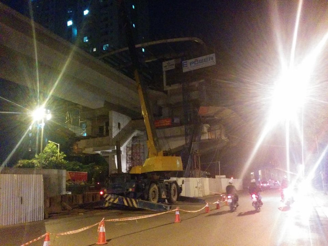 [Photo] Hiện trường vụ công nhân bị nghi rơi xuống đường từ giàn giáo ảnh 9