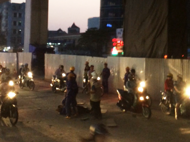 [Photo] Hiện trường vụ công nhân bị nghi rơi xuống đường từ giàn giáo ảnh 6