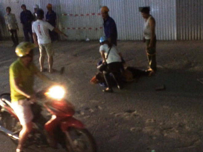 [Photo] Hiện trường vụ công nhân bị nghi rơi xuống đường từ giàn giáo ảnh 5