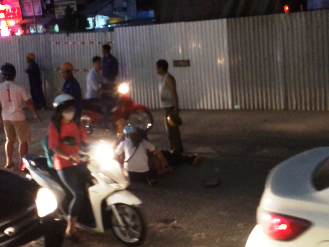 [Photo] Hiện trường vụ công nhân bị nghi rơi xuống đường từ giàn giáo ảnh 7