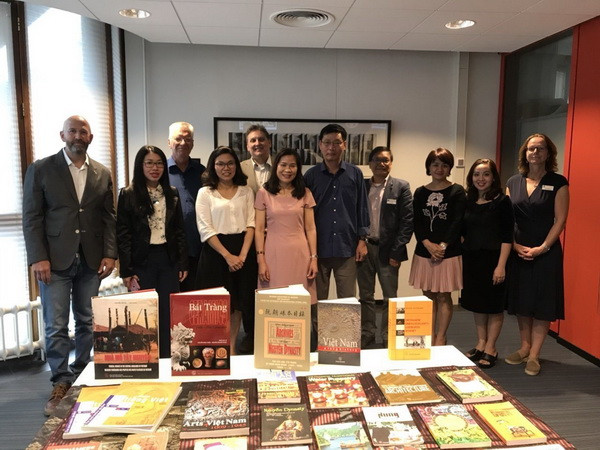 Trao tặng 41 cuốn sách quý về Việt Nam cho thư viện đại học ở Hà Lan ảnh 1