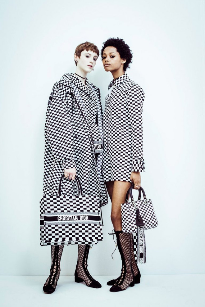 Dior Book Tote - Chiếc túi xách mang theo được cả thế giới ảnh 4