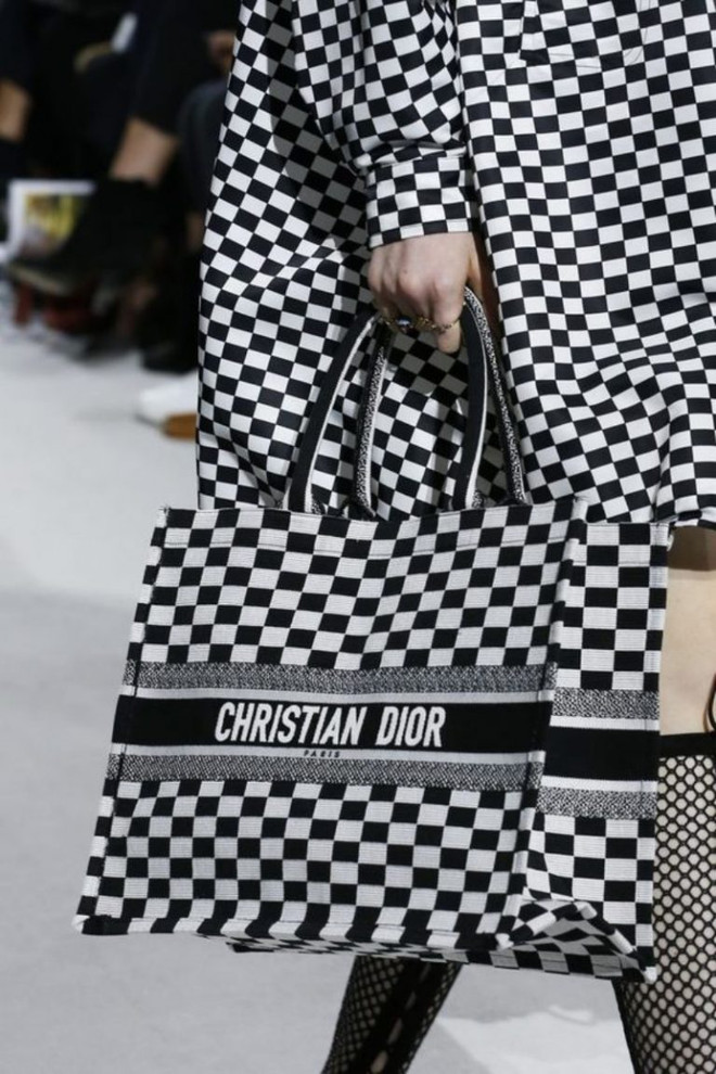 Dior Book Tote - Chiếc túi xách mang theo được cả thế giới ảnh 3