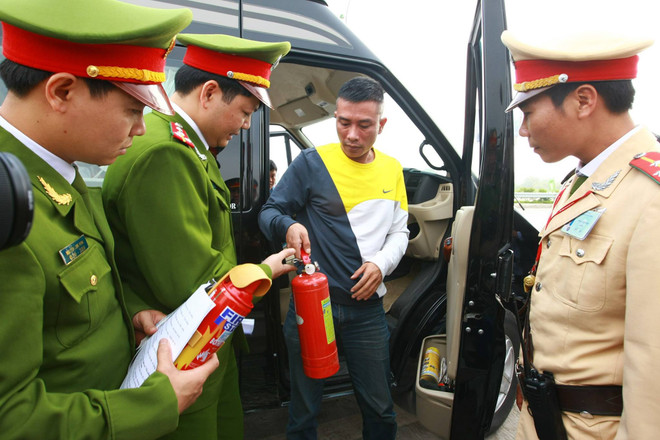 Cần đào tạo kỹ năng sử dụng thiết bị chữa cháy cho người lái ôtô ảnh 2