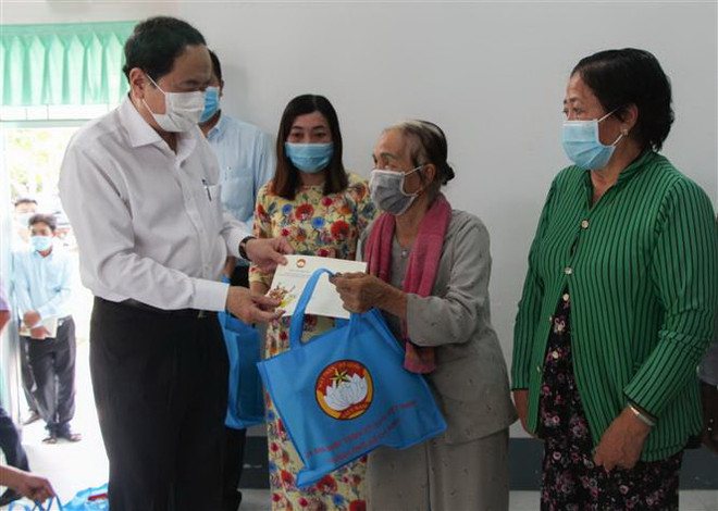 Ông Trần Thanh Mẫn, Ủy viên Bộ Chính trị, Chủ tịch Ủy ban Trung ương Mặt trận Tổ quốc Việt Nam trao quà Tết cho gia đình chính sách, hộ nghèo xã Thạnh Xuân. (Ảnh: Hồng Thái/TTXVN) Ủy ban TW MTTQ tặng quà Tết cho gia đình chính sách tại Hậu Giang ảnh 1