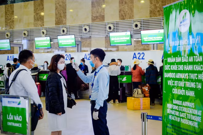 Hành khách đổ xô đi mua vé bay ngày giáp Tết Nguyên đán ảnh 2