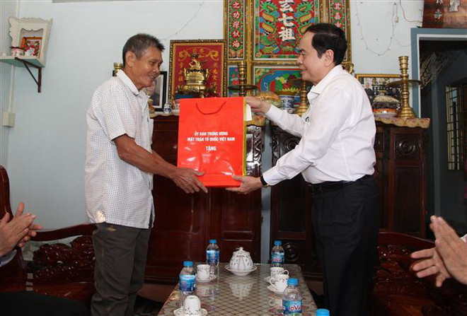 Ông Trần Thanh Mẫn, Ủy viên Bộ Chính trị, Chủ tịch Ủy ban Trung ương Mặt trận Tổ quốc Việt Nam thăm hỏi, tặng quà thương binh Vũ Xuân Hào (ấp Trầu Hôi, xã Thạnh Xuân, huyện Châu Thành A). (Ảnh: Hồng Thái/TTXVN) Ủy ban TW MTTQ tặng quà Tết cho gia đình chính sách tại Hậu Giang ảnh 2
